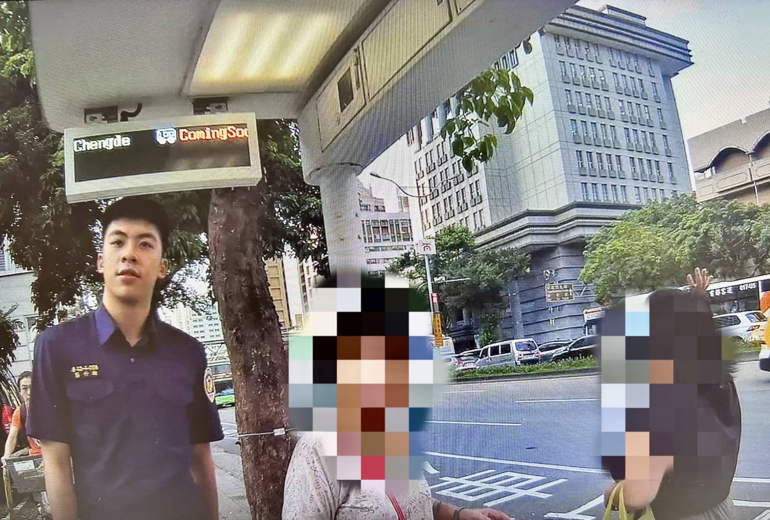 實習生蔡升瀚陪伴母女等候公車,並自掏腰包代付車資。(記者 黃荷琇翻攝)