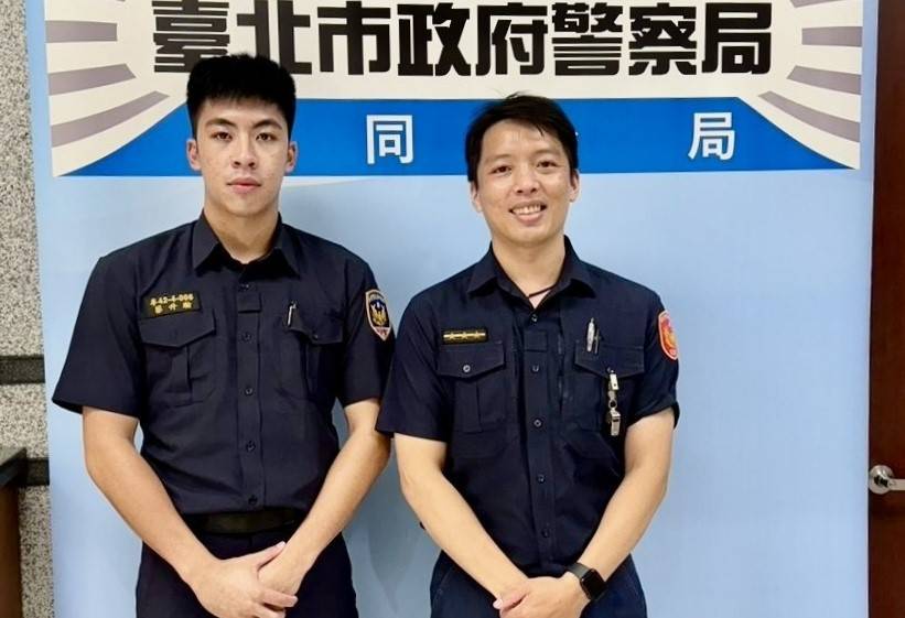 寧夏路派出所警員王文宏(右)、實習生蔡升瀚(左)秉持服務熱忱,為市民提供協助。(記者 黃荷琇翻攝)