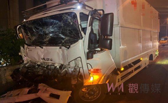國道1號大貨車撞路肩施工車 驚險酒駕事故致2人受傷送醫