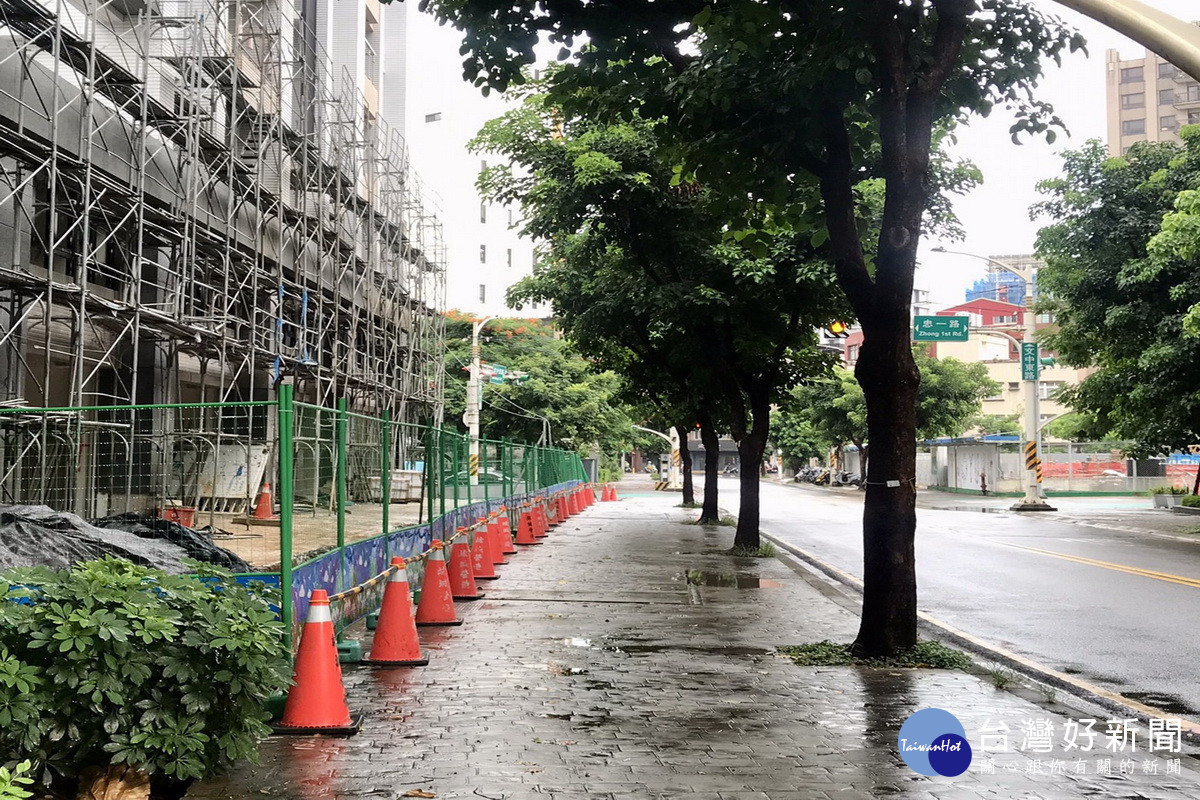 建商應確保建案週邊人行道完整。<br /><br />