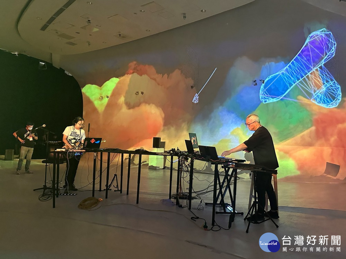 台中歌劇院駐館藝術家葉廷皓的《幻象的殘響》演出片段。（圖/地方中心）