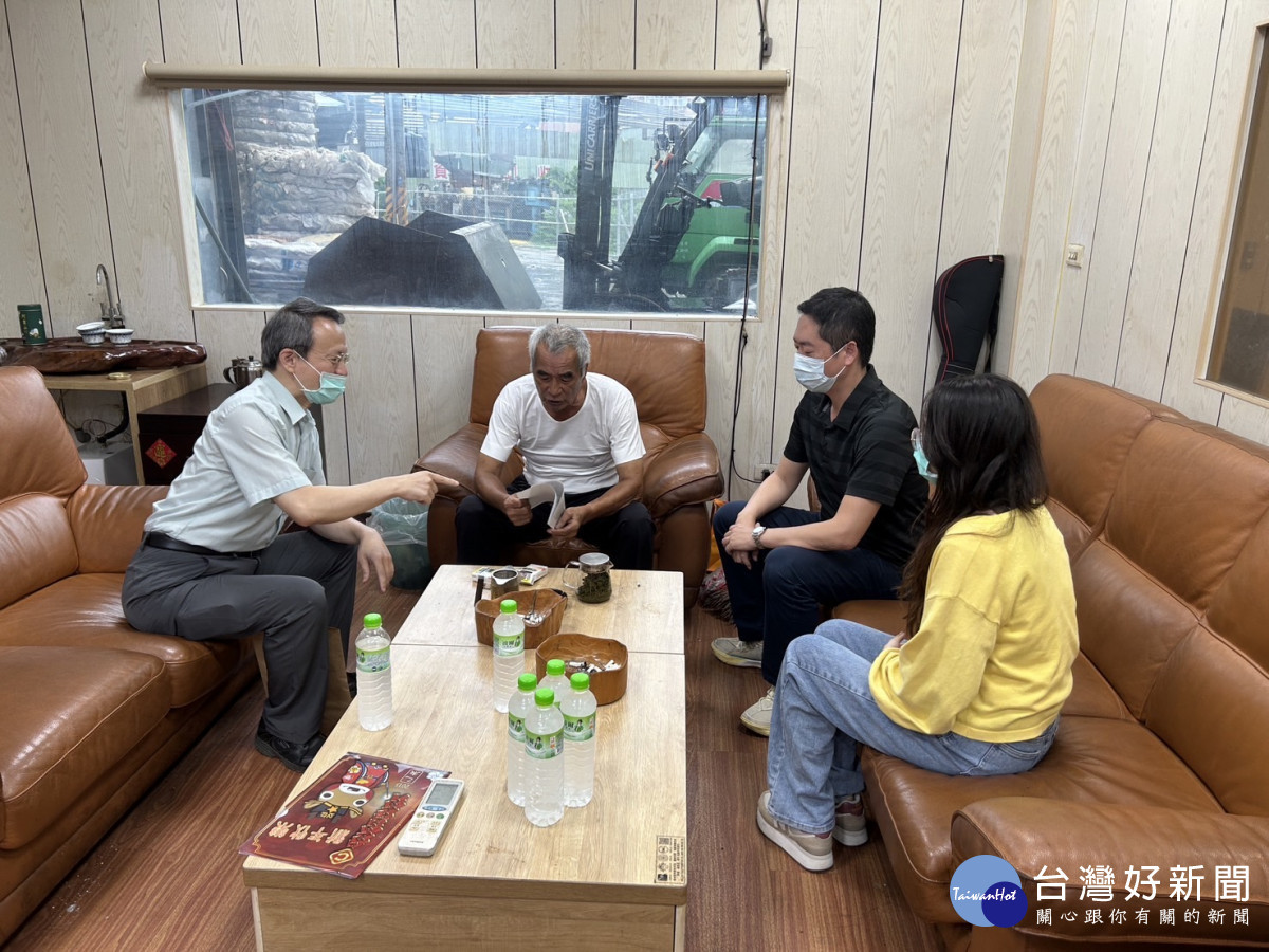 臺北監獄近日，由政風室及作業科一同拜會廠商，鼓勵廠商加入友善更生事業群。