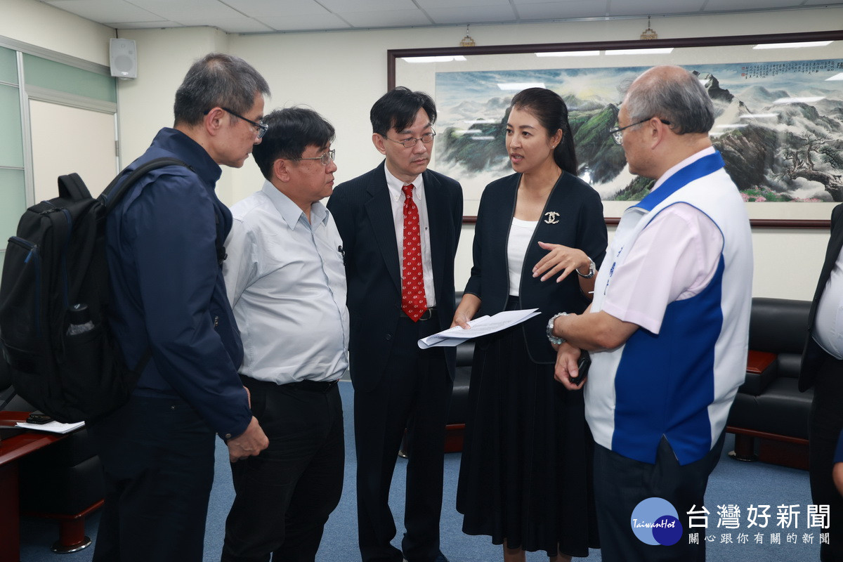 董次長與許縣長等人討論交流。(縣府提供)
