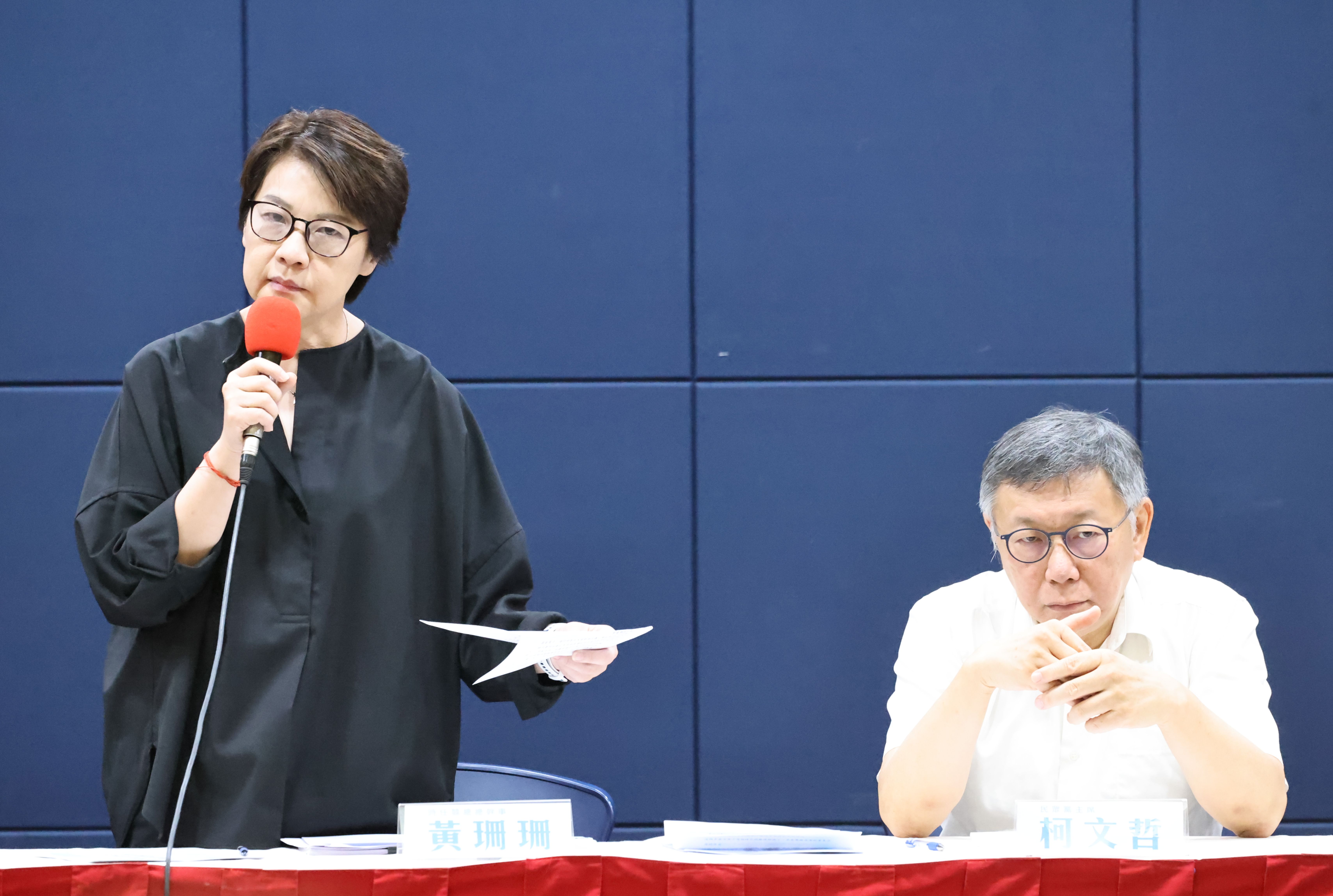 針對政治獻金申報不實風波,黃珊珊(左)16日表示,除了致歉深省,積極配合調查,發現真相,是必須為社會大眾持續努力的事情。資料照片/林啟弘攝