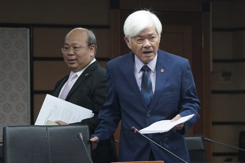 罷免基隆市長謝國樑案成立,中選會主委李進勇(右)、副主委陳朝建(左)說明相關事宜。中央社