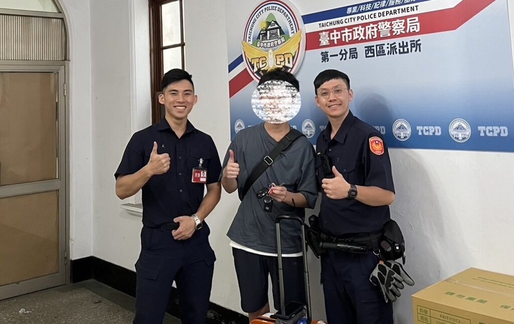 ▲圖說:日籍旅客不慎將鑰匙耳機遺落小黃車上,西區所警員調閱監視器迅速尋獲 (圖/台中市政府 提供)