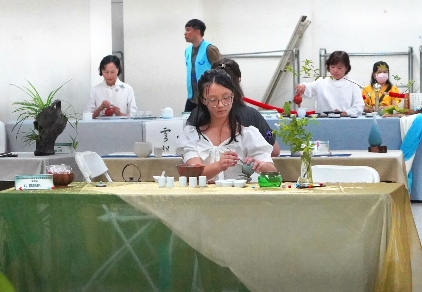▲最年輕的10歲選手,泡茶全神灌注(記者李堂安翻攝)