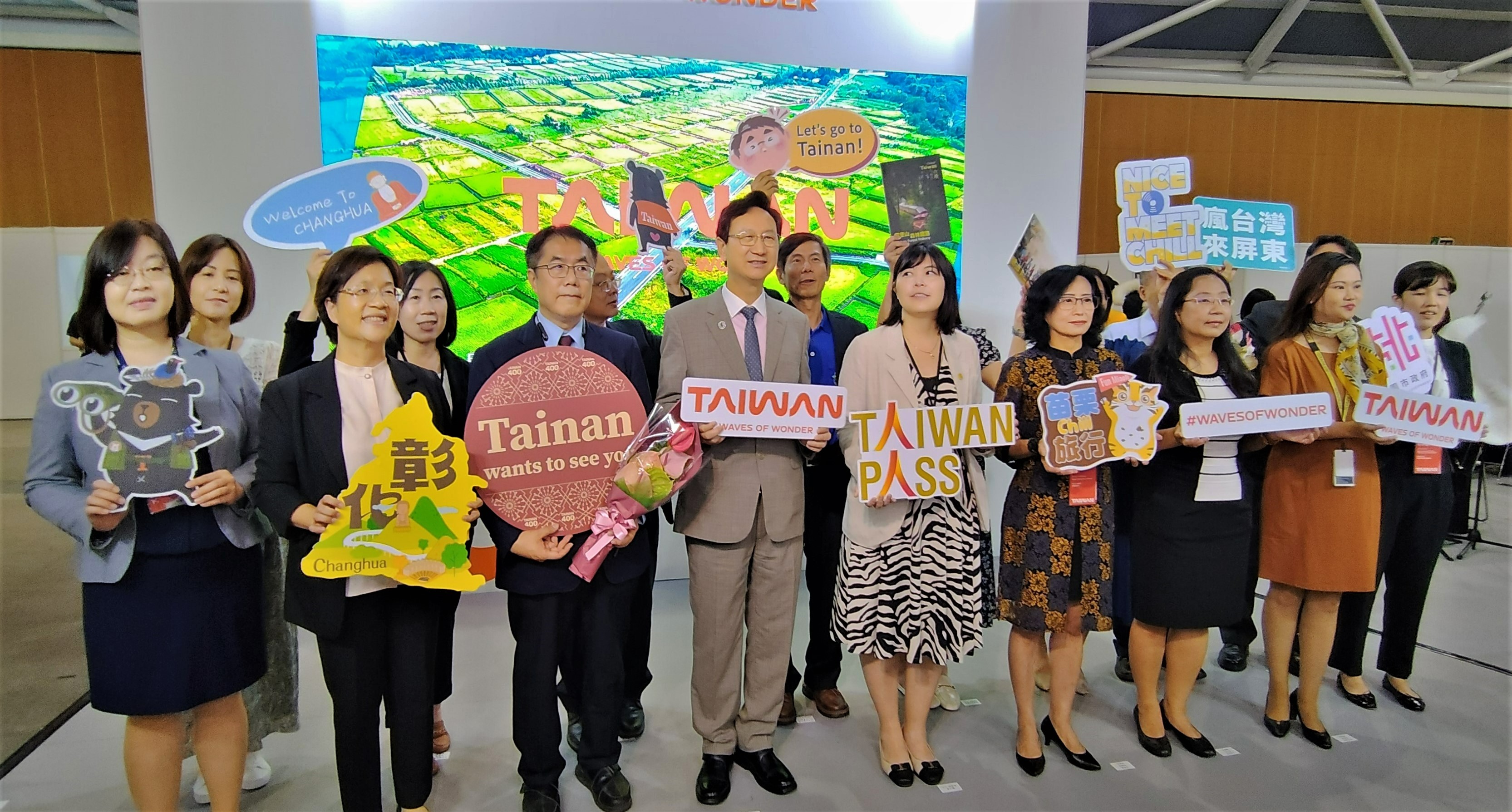 ▲彰化縣長王惠美率團參加新加坡秋季旅展台灣館開幕活動，與當地旅行業協會簽訂旅遊合作備忘錄，盼兩地旅遊相互拉抬。（彰化縣政府提供）