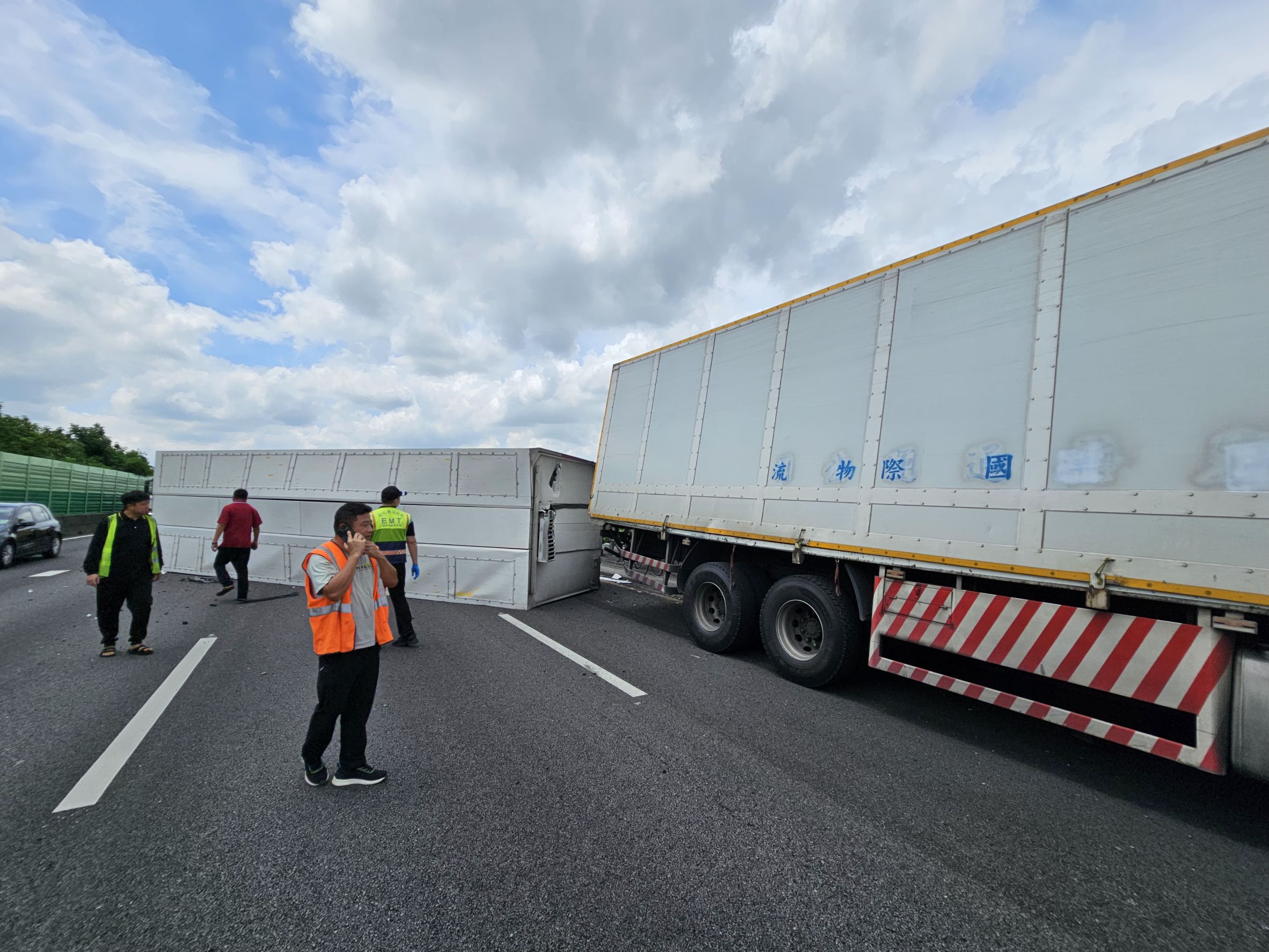 ▲國道1號中山高速公路北向200.5公里彰化路段發生聯結車與轎車事故，有4人送醫，車流塞了約9公里。（民眾提供）