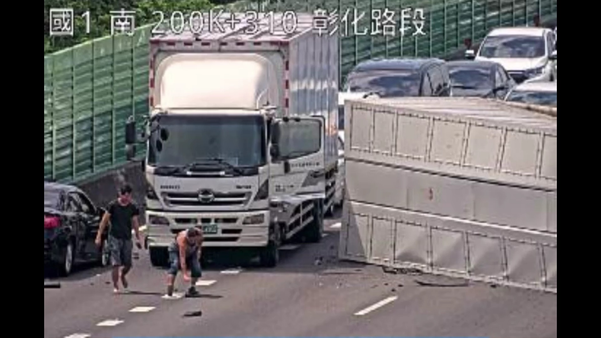 ▲國道1號中山高速公路北向200.5公里彰化路段發生聯結車與轎車事故，有4人送醫，車流塞了約9公里。（民眾提供）
