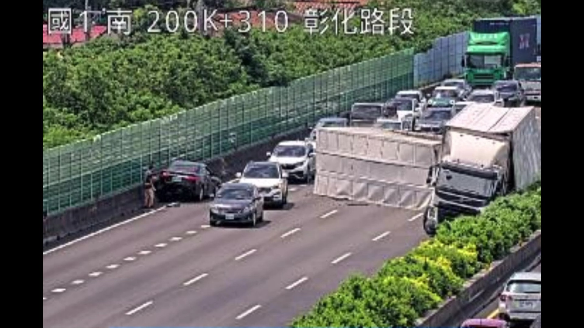 ▲國道1號中山高速公路北向200.5公里彰化路段發生聯結車與轎車事故，有4人送醫，車流塞了約9公里。（民眾提供）