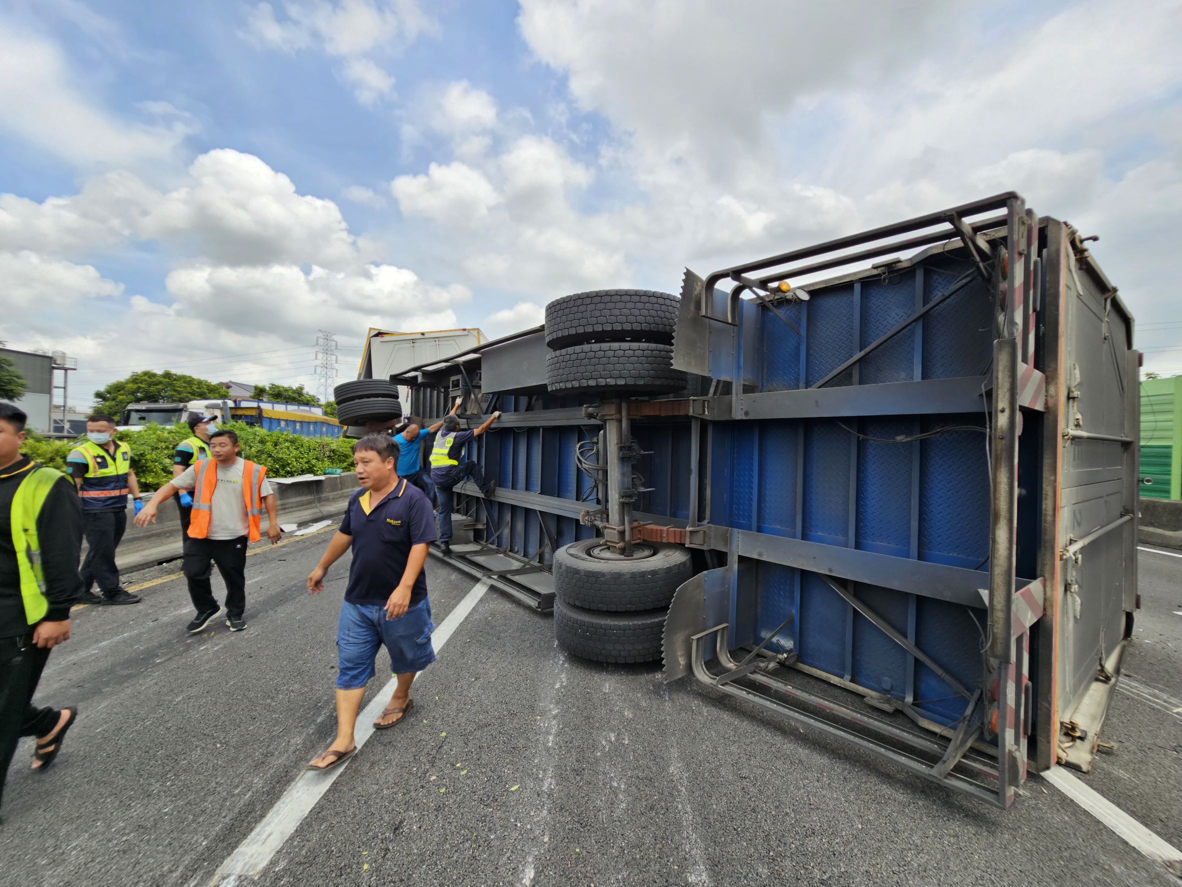 ▲國道1號中山高速公路北向200.5公里彰化路段發生聯結車與轎車事故，有4人送醫，車流塞了約9公里。（民眾提供）