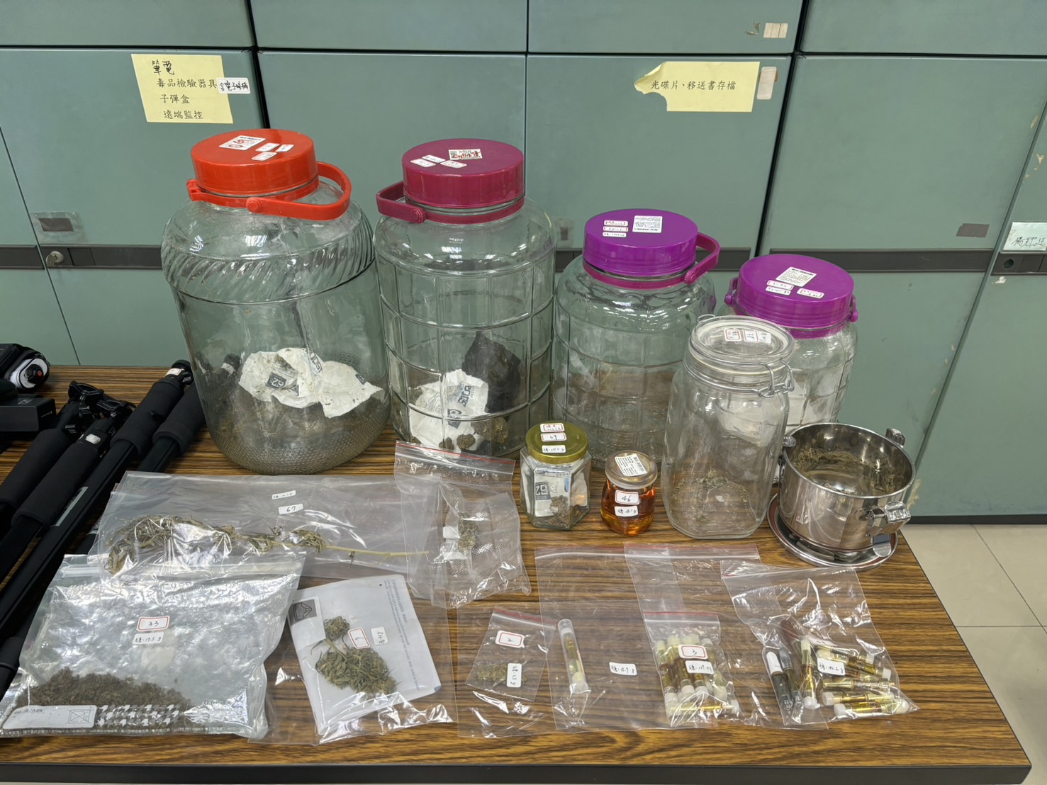 ▲男子從網路自學大麻種植技術，租用員林市山腳路一棟透天厝種起大麻，彰化縣警局刑警大隊查獲大批大麻植株及大麻油、大麻花等加工品。（彰化縣警局提供）