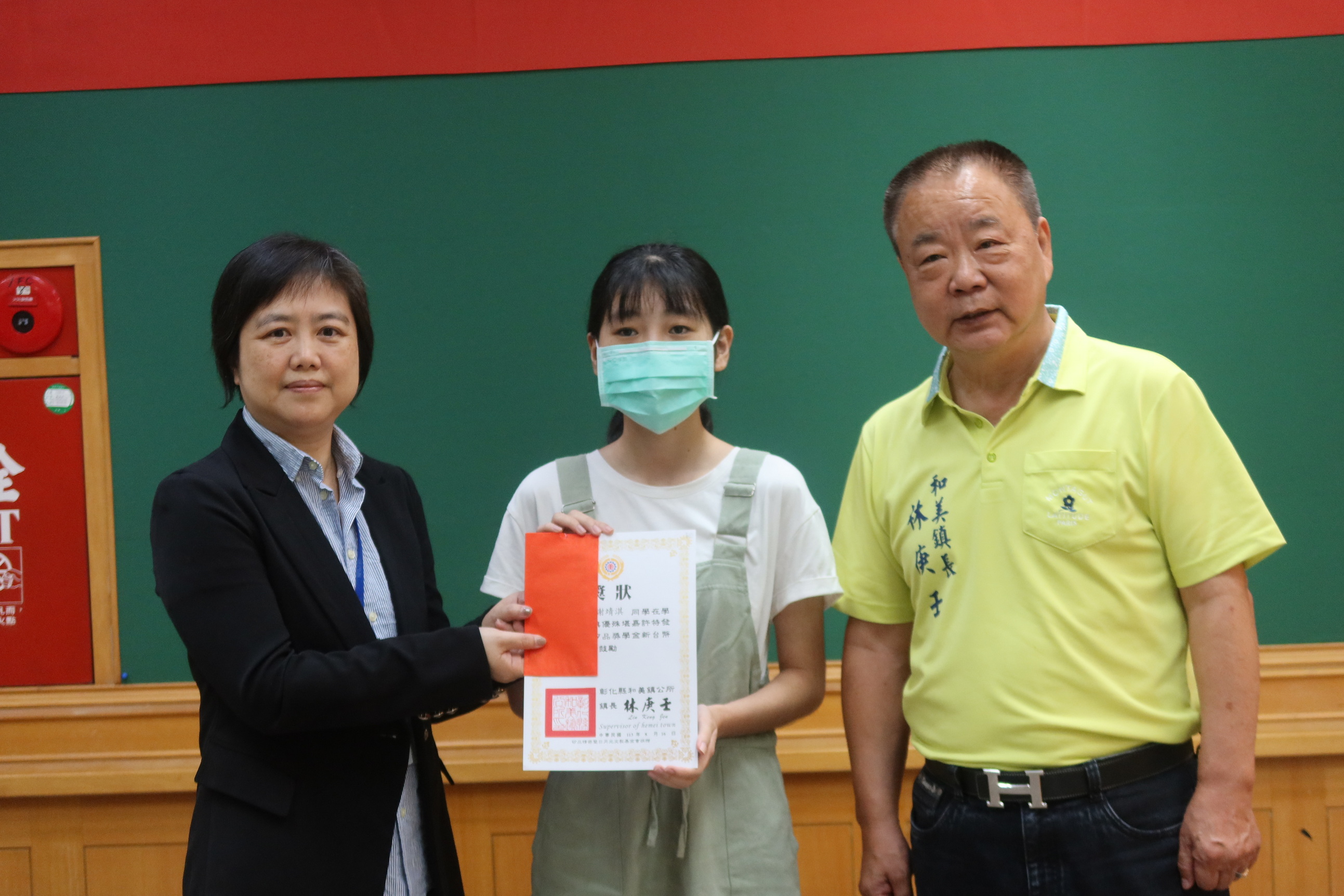 ▲矽品精密公司在和美公所舉辦獎學金頒發儀式，共頒發10萬7千元給23位優秀學子，鼓勵學子在AI世代中展現出色的競爭力。（記者張溎壕攝）