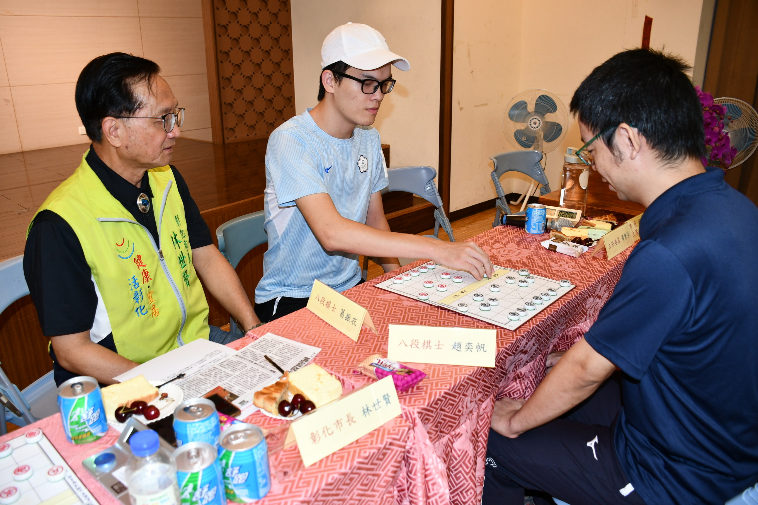 ▲「啟泰趣笑」第二屆臺灣象棋棋王賽將於8月24日和25日在彰化媽祖文化館舉行，8段高手的葛振衣與趙奕為賽事暖身。（記者張溎壕攝）