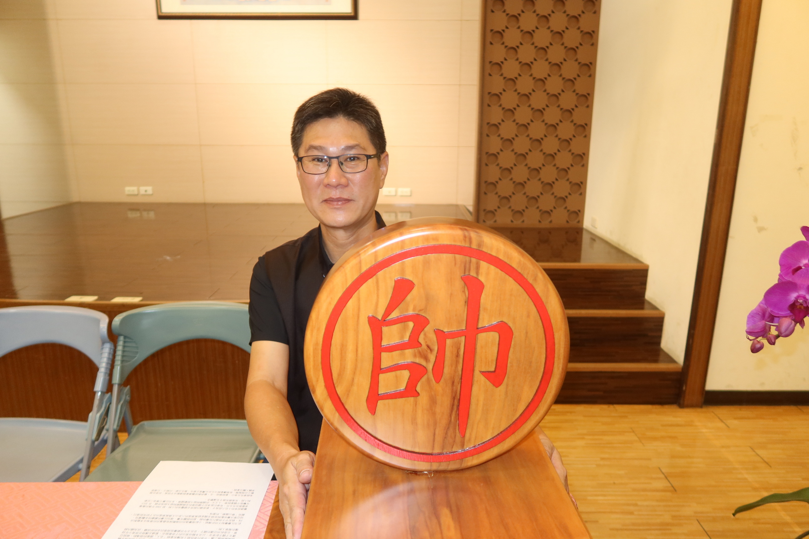 ▲「啟泰趣笑」第二屆臺灣象棋棋王賽將於8月24日和25日在彰化媽祖文化館舉行，8段高手的葛振衣與趙奕為賽事暖身。（記者張溎壕攝）