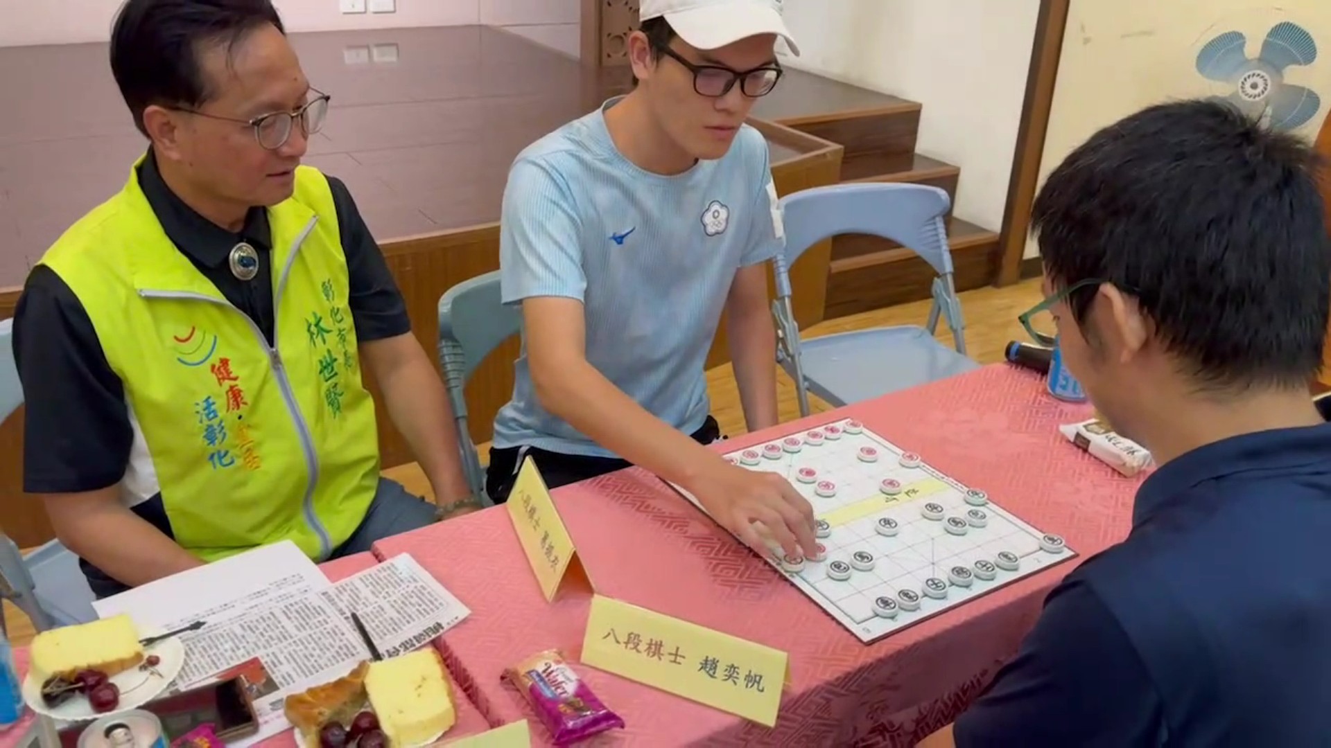 ▲「啟泰趣笑」第二屆臺灣象棋棋王賽將於8月24日和25日在彰化媽祖文化館舉行，8段高手的葛振衣與趙奕為賽事暖身。（記者張溎壕攝）