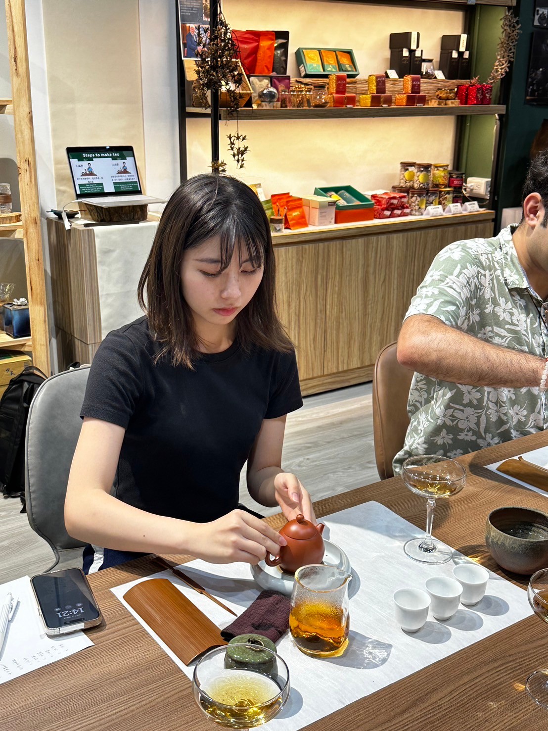可能是 2 個人、咖啡機、泡茶器、飲料和文字的圖像