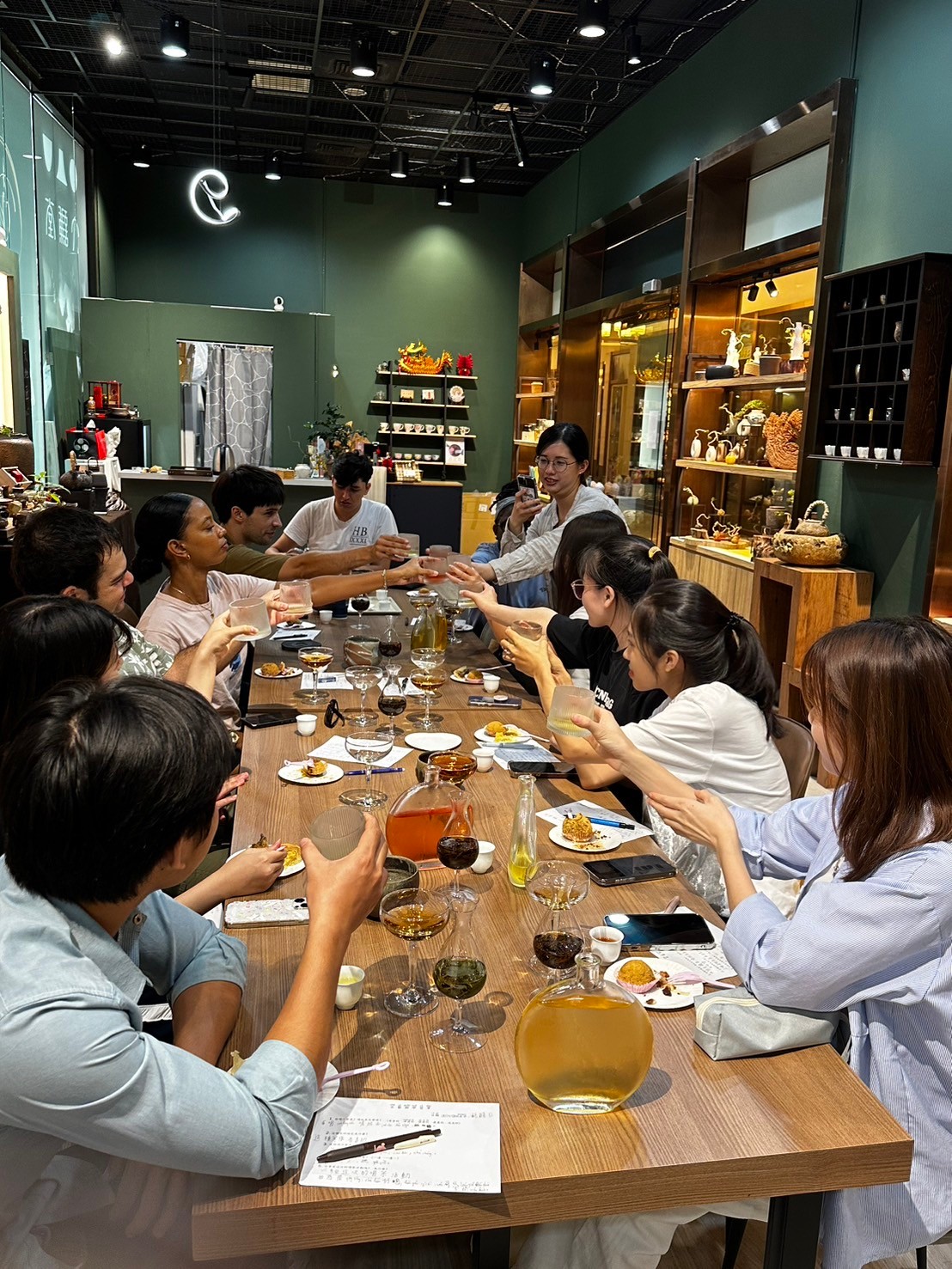 可能是 6 個人、飲料、表格、咖啡機和文字的圖像