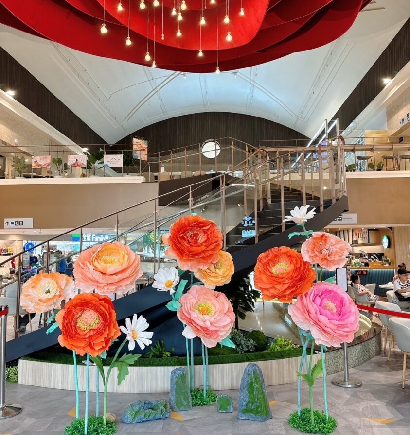 古坑服務區巨型紙花展覽 浪漫氛圍 彷彿闖進愛麗絲夢遊仙境!