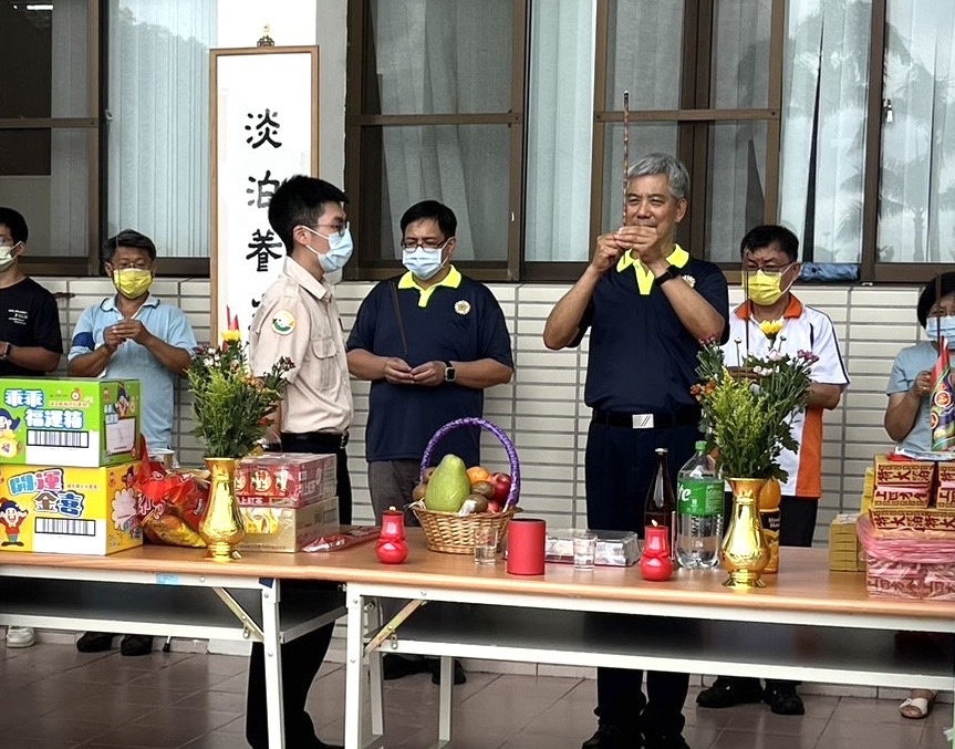 ▲中彰榮家近日辦理中元普渡活動,由家主任呂德義擔任主祭官,帶領各級主管、同仁及住民們,為無形眾生及家區歷年往生榮民前輩供奉祭品致獻敬意。(中彰榮家提供)