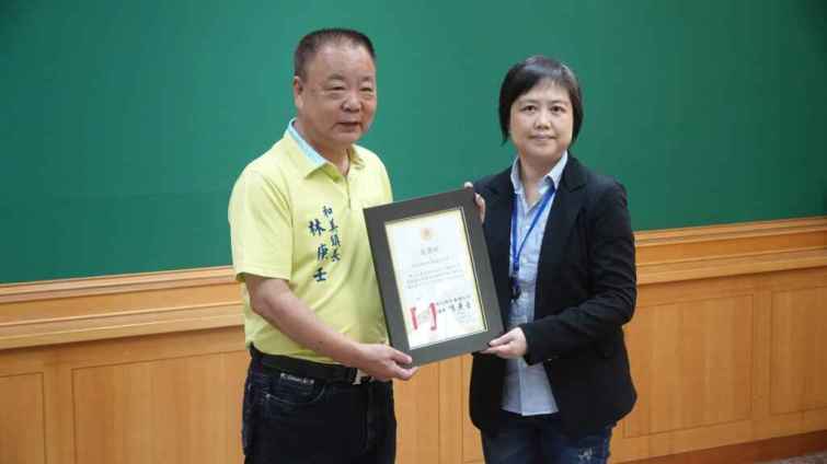 ▲和美鎮長林庚壬頒贈感謝狀，感謝矽品精密公司長期支持，幫助許多家境清寒的學生能夠安心完成學業。（記者林明佑攝）