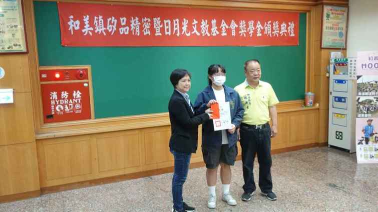 ▲矽品人力資源處員工服務部黃相萍部經理頒贈學子獎學金。（記者林明佑攝）