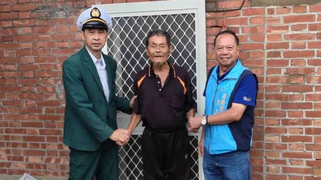 ▲彰化郵局稽查許瑞欽聯同鹿港鎮廖厝里里長陳東山親自前往長者家中進行感恩慰問,長者深受感動。(彰化郵局提供)