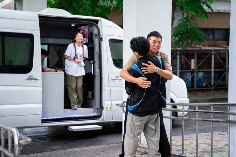 ▲《嗨！營業中》全新第四季 姚元浩（中）銘回歸送上熱情大擁抱左為吳映潔（好看娛樂提供）