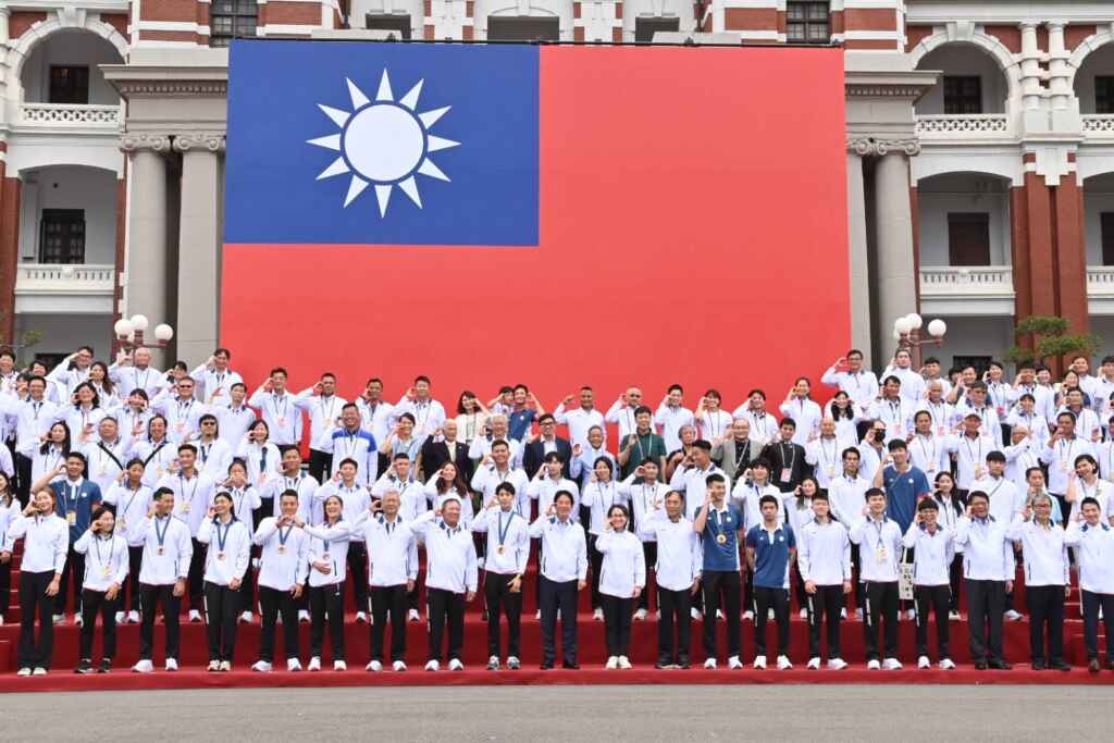 ▲賴清德總統今天下午偕同蕭美琴副總統接見「2024年第33屆巴黎奧林匹克運動會代表團」,於總統府內舉辦「臺灣英雄派對」後,隨後「臺灣英雄大遊行」車隊從總統府出發,感謝他們用自己的榮耀為臺灣寫下光輝的一頁。(記者張玉泰攝)