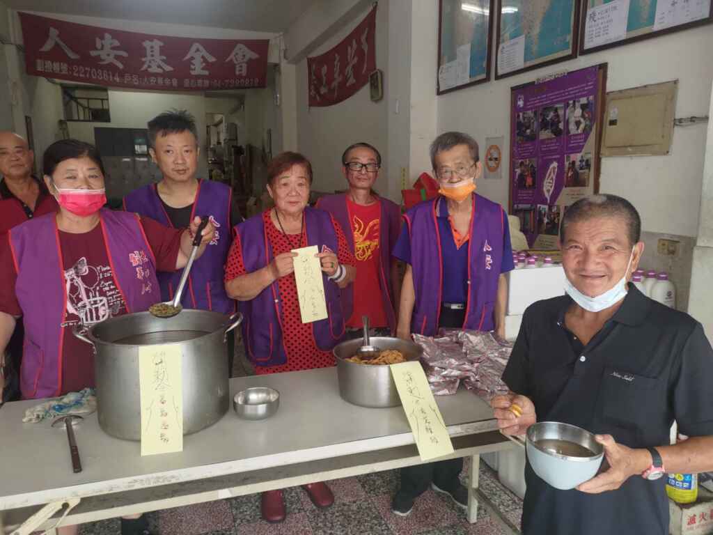 ▲農曆七月為陰間鬼門大開,人安基金會彰化平安站今天推出創意符氣大餐,將每道菜色貼上趣味符咒,除了讓寒士心情放鬆,也能福氣同享,呷平安。(人安基金會彰化平安站提供)