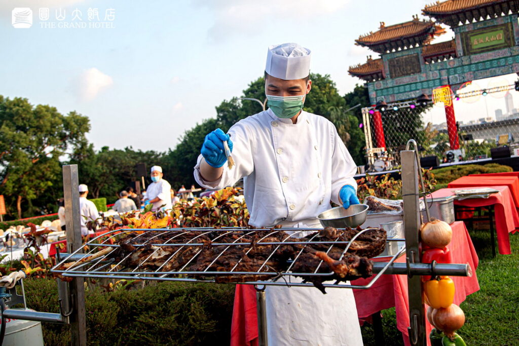 中秋饗烤肉,民歌伴賞月-限量原住民炭火烤全豬-圓山大飯店提供