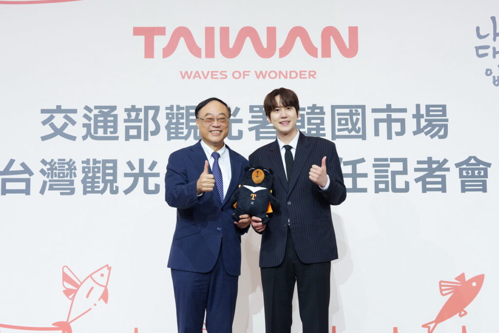 交通部觀光署署長周永暉致贈喔熊頸枕玩偶給韓國市場台灣觀光代言人圭賢。