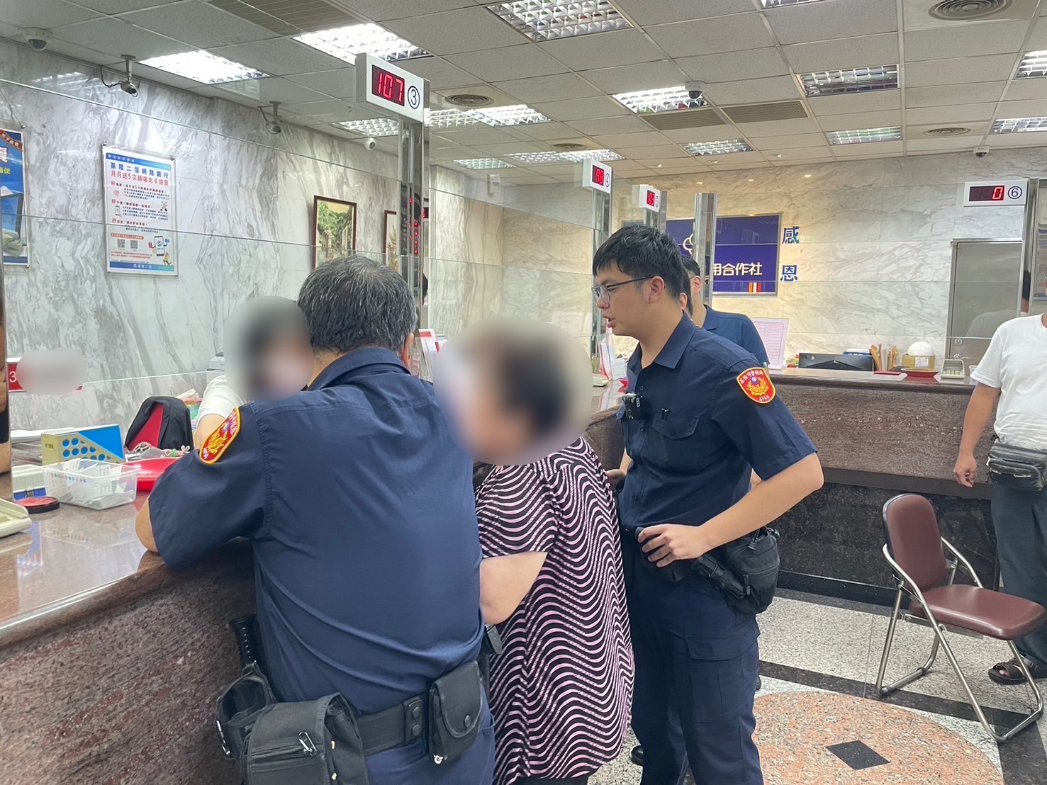 警方攜手金融機構行員共同阻詐。(記者薛秀蓮翻攝)
