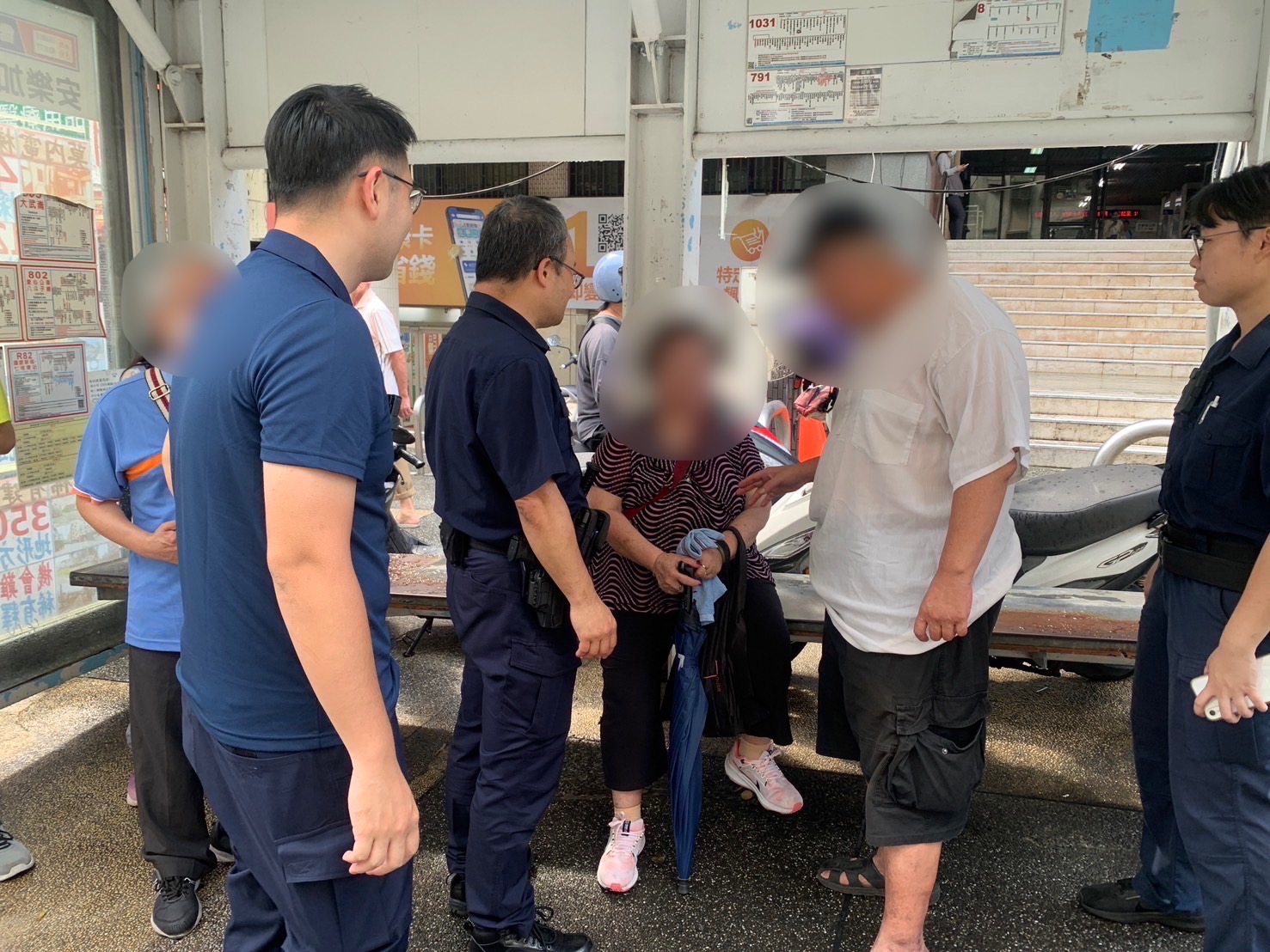 警方攜手金融機構行員共同阻詐。(記者薛秀蓮翻攝)