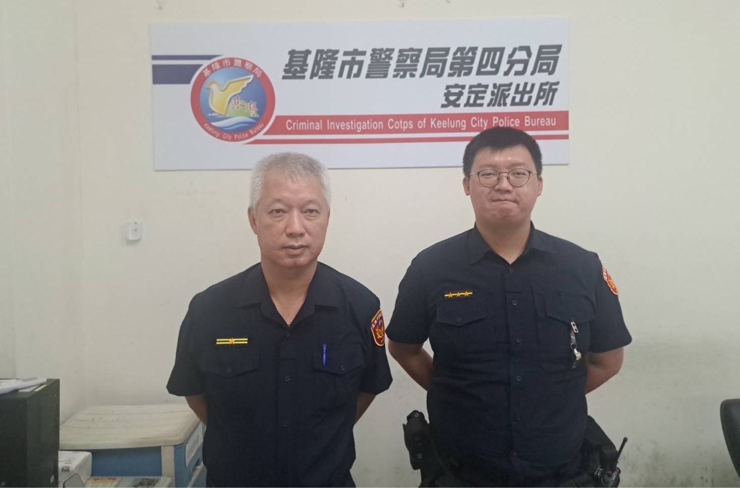 基隆市警察局第四分局安定派出所所長林志祥、警員陳皓銘(左至右)。(記者薛秀蓮翻攝)