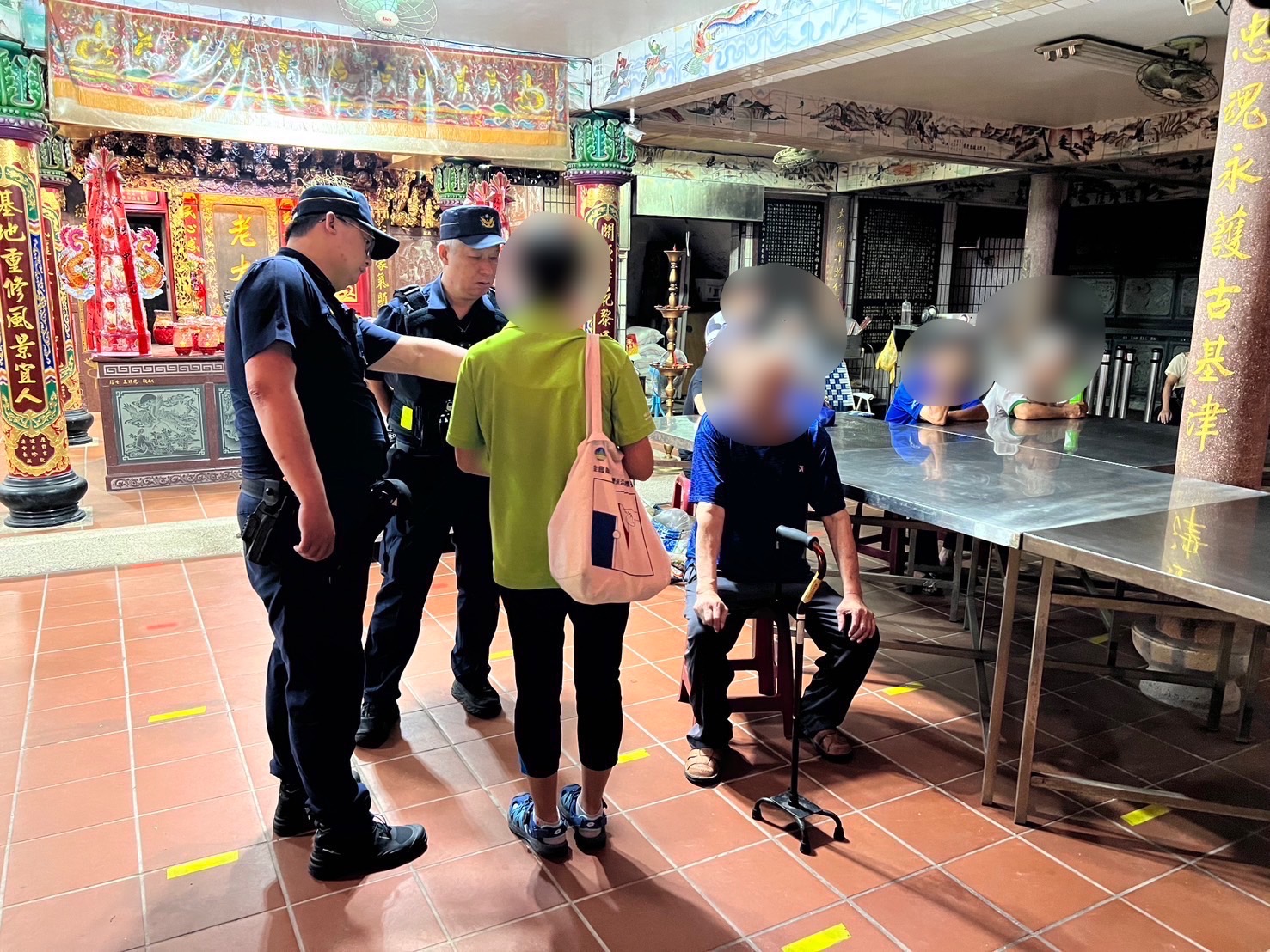警方迅速尋獲鄭姓老翁並由家屬到場帶返家。(記者薛秀蓮翻攝)