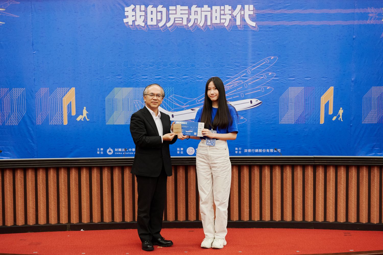 航發會陳彥伯董事長頒發學員結訓證書,象徵學員三天營隊順利結業。(圖/大會提供)