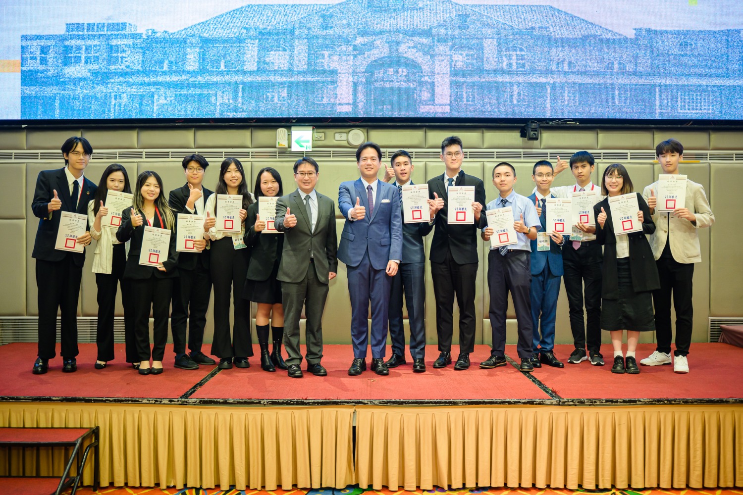 代理市長邱臣遠與代表領取證書學員合影。(圖/記者林照東翻攝)