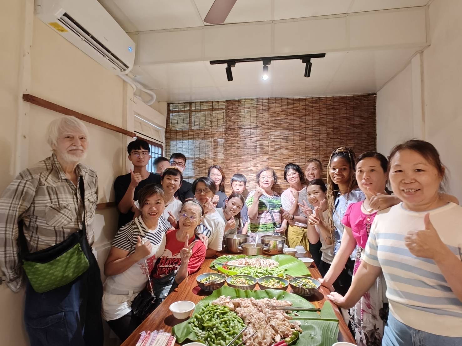 在大家齊心協力下，終於完成海南雞飯料理，開心大合照。(記者 張艷君翻攝）