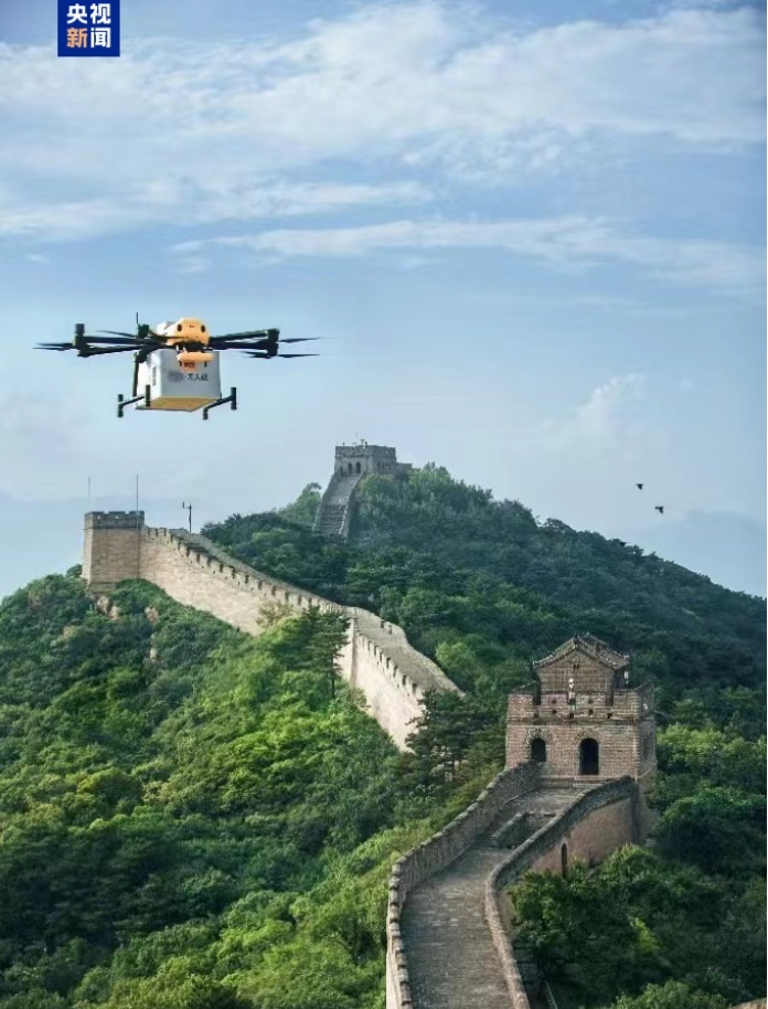步行50分鐘的路線,利用無人機5分鐘就能把消暑物品、應急物資等送到遊客手中。圖/取自央視