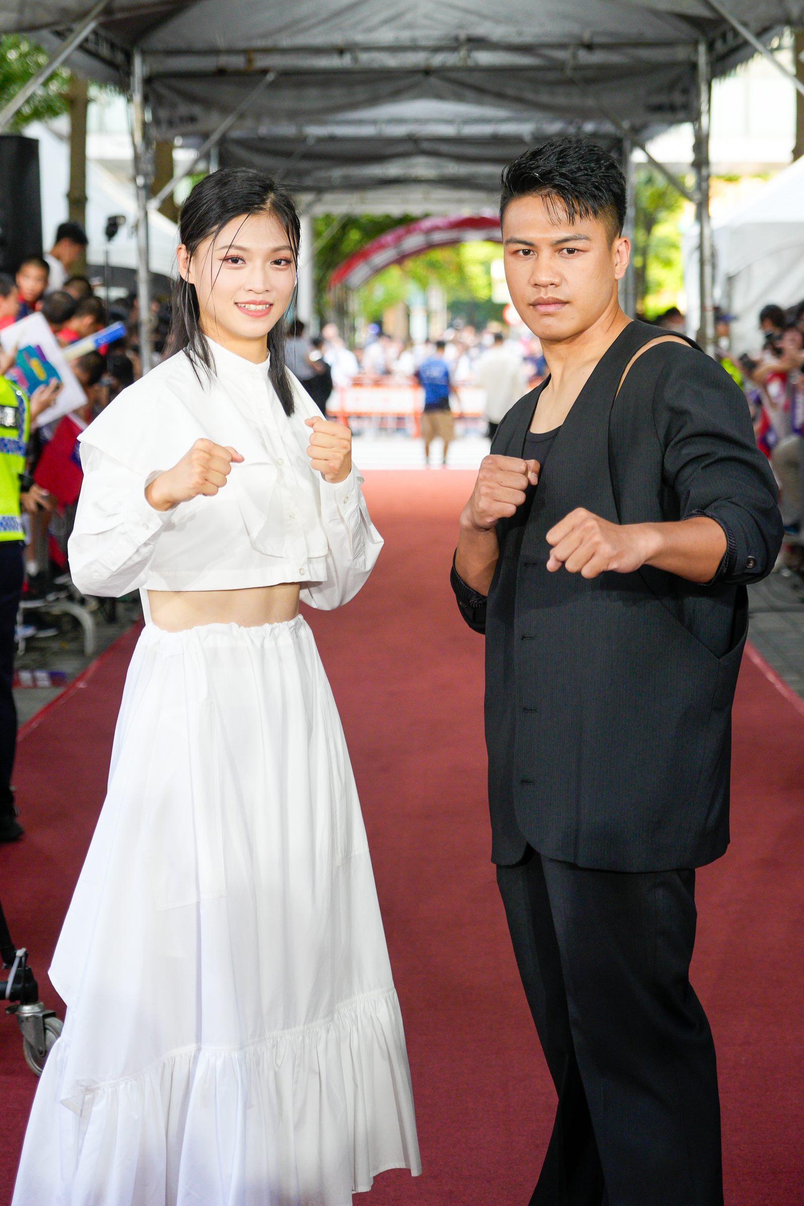 奧運拳擊銅牌選手吳詩儀身穿PCES(李玉琪、暢芷荺、Bruno Chung)作品,奧運拳擊選手甘家葳身穿品牌Allenko3(柯瑋倫)套裝亮相。圖/台北市文化局提供