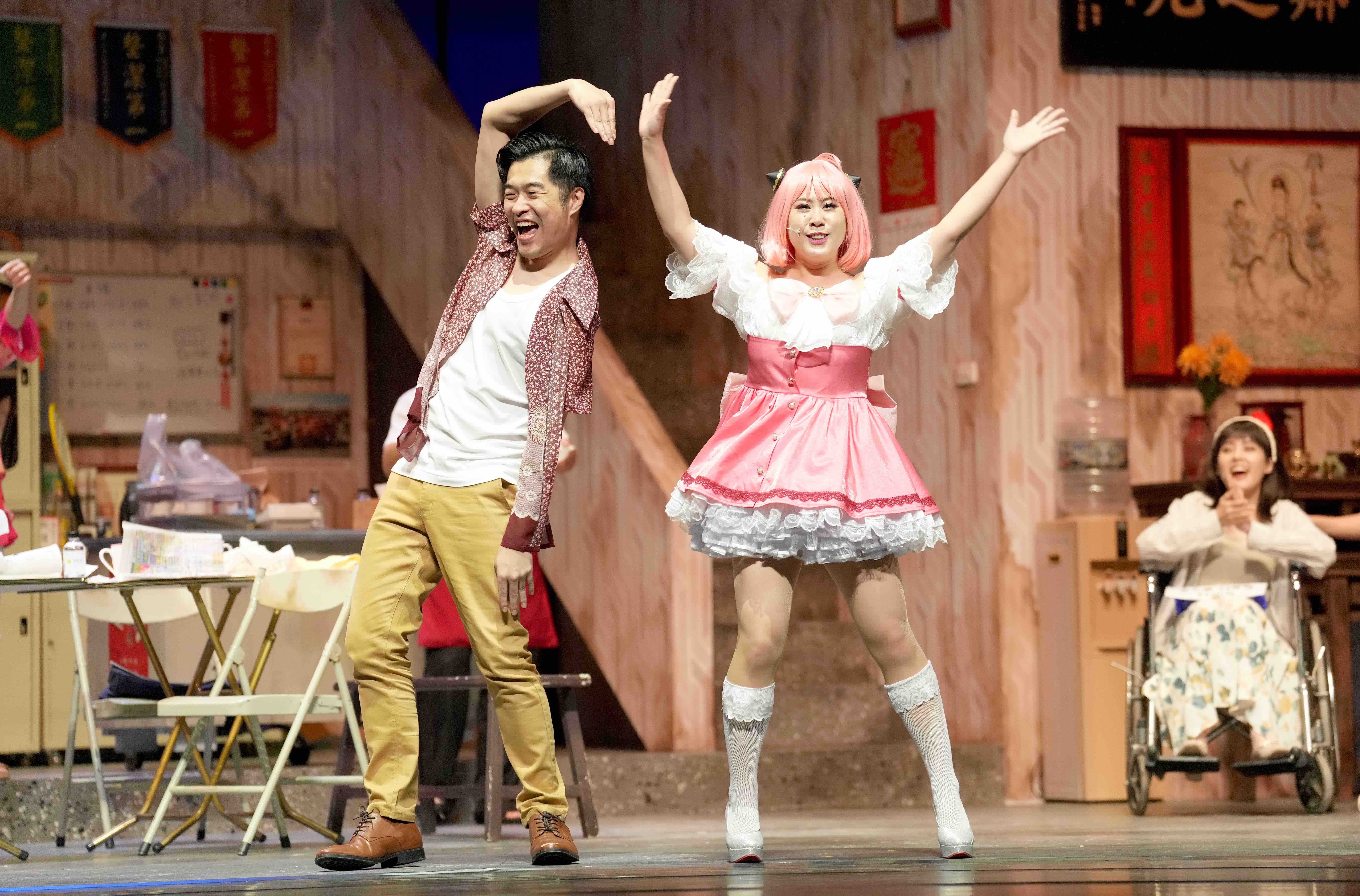 李夢純(中)在《人間條件一》飾演名為Anya(安妮亞)的檳榔西施,服裝造型好吸睛。演員左起為廖邱堃、張寧。圖/綠光劇團提供,張大魯攝影