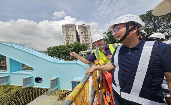 侯友宜視察五股觀音坑溪橋重建工程 力拼11月開放通行