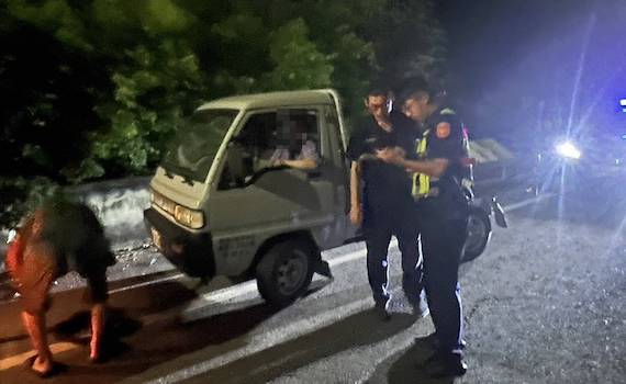 嘉縣熱心警助女駕駛排除故障車 獲民眾好評