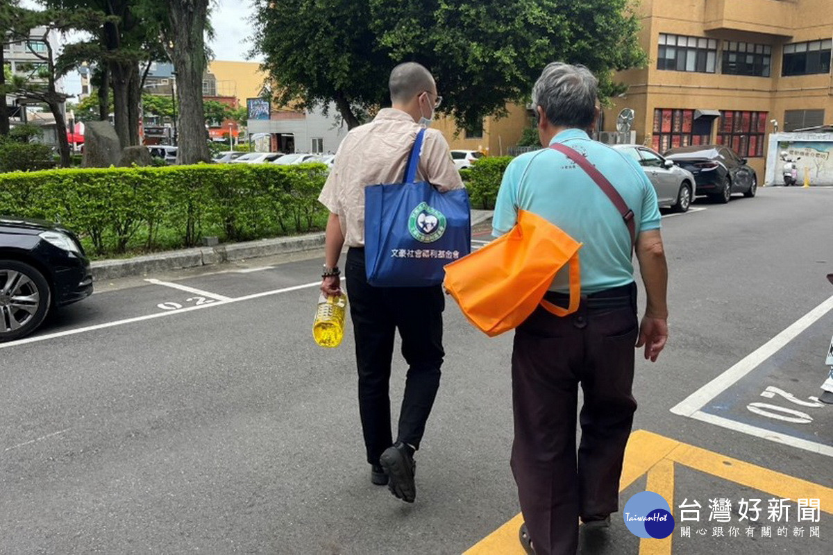 蘆竹區公所替代役男暖心服務行動不便長者。<br /><br />