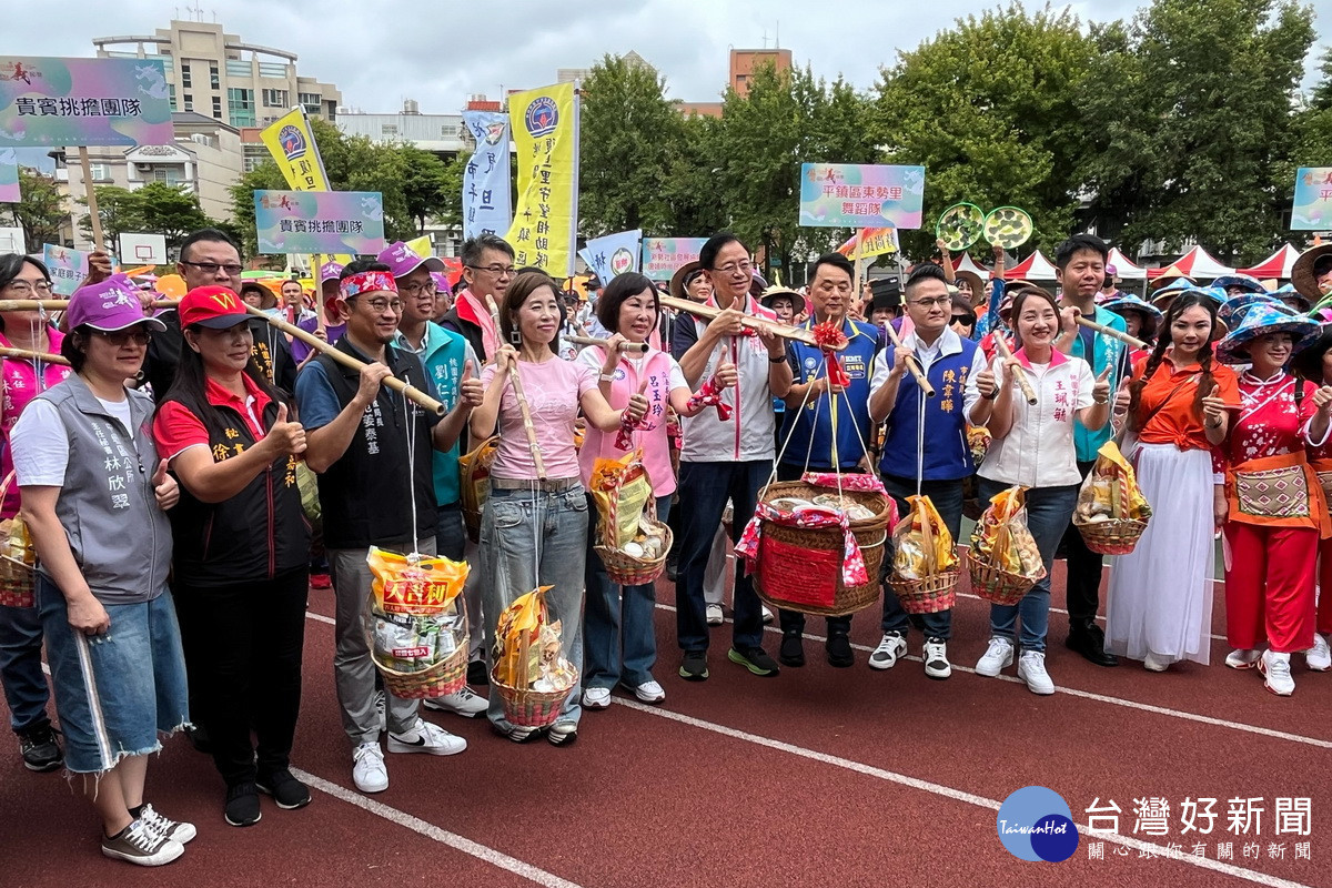 桃園市長張善政出席「2024桃園客家義民祭系列活動」挑擔踩街。<br /><br />