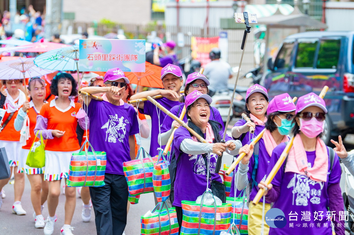 「2024桃園客家義民祭系列活動」挑擔踩街。<br /><br />