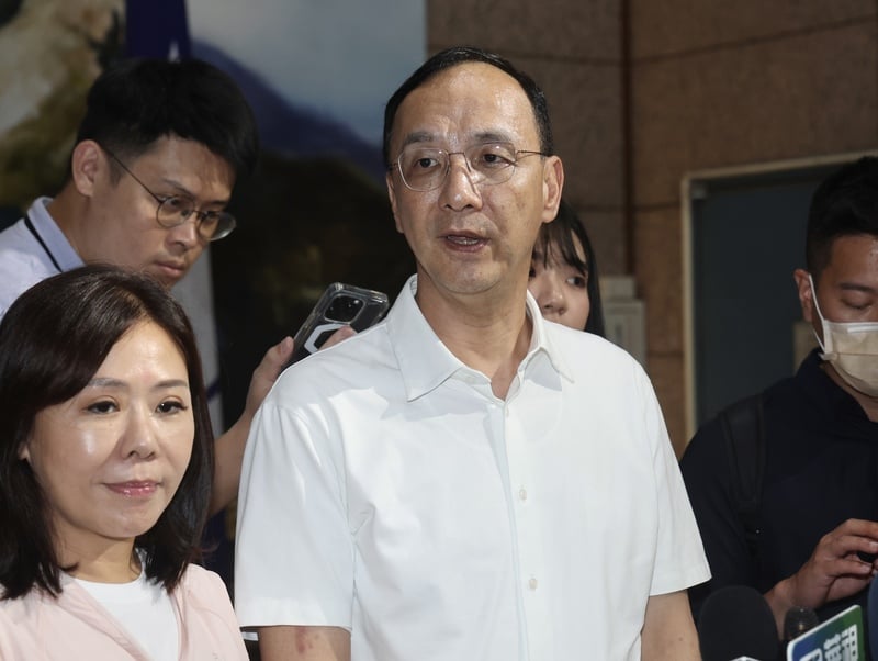 國民黨主席朱立倫(中)15日表示,希望柯文哲或民眾黨,能夠趕快釐清爭議,平安度過。中央社