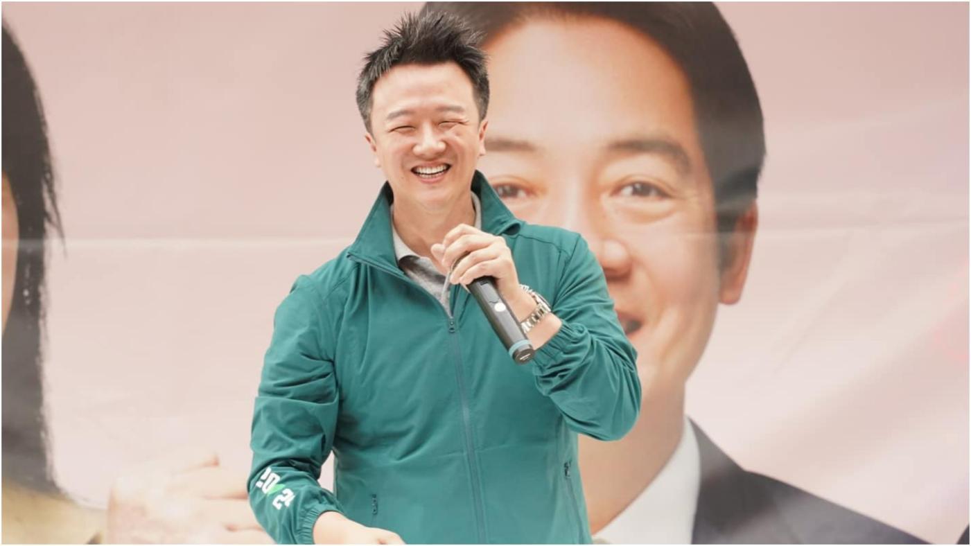 名嘴李正皓17日爆料,在京華城送陳情信到台北市政府市長室前,北市府曾有一場神祕會議。翻攝李正皓臉書